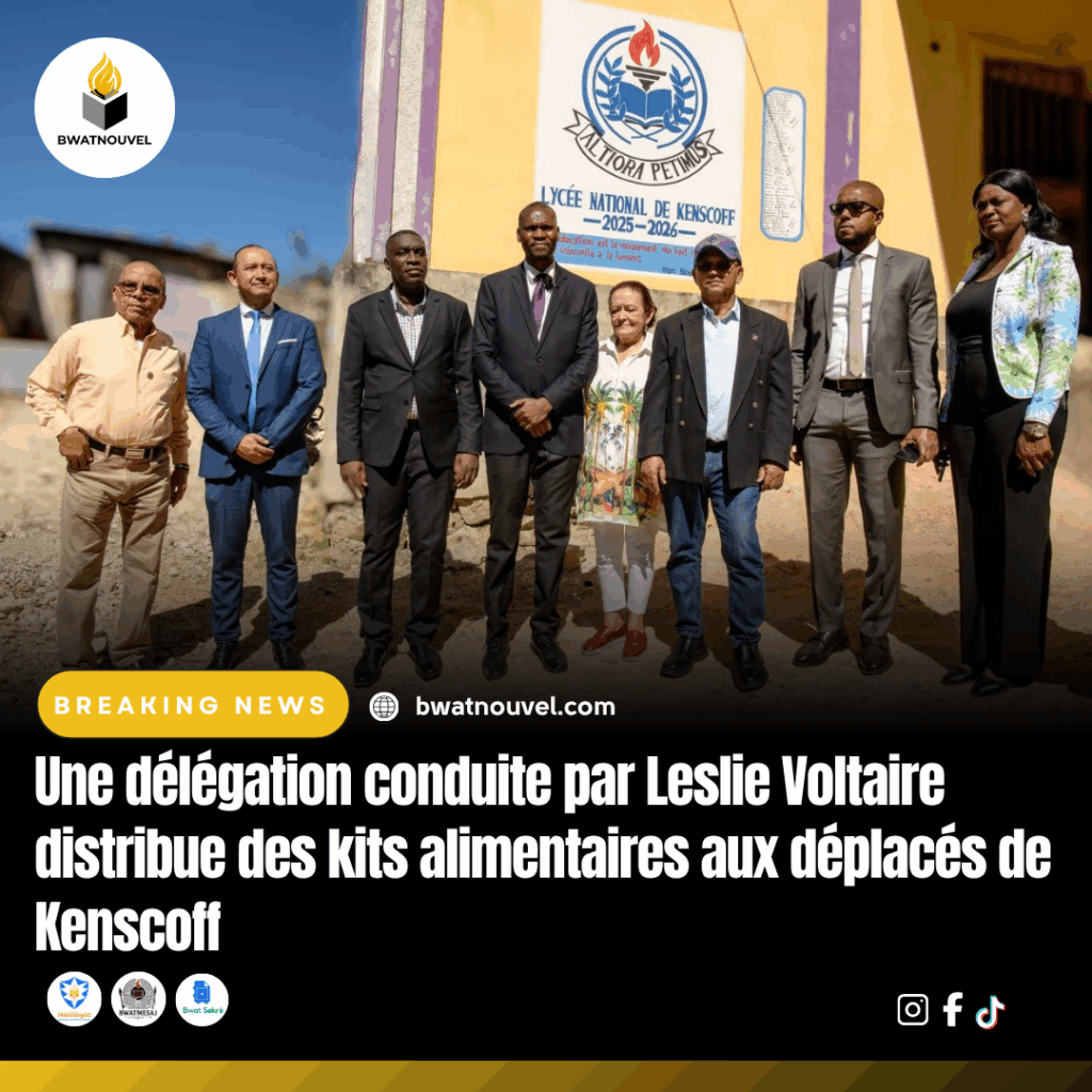 Leslie Voltaire distribue des kits alimentaires à Kenscoff.